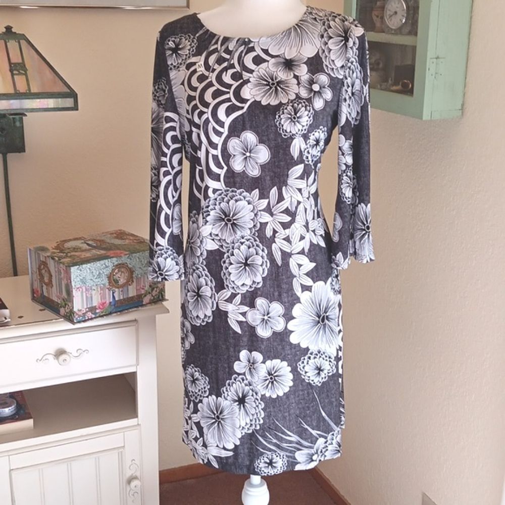 Studio One New York Dark Gray and White Bold Floral Dress. Retro. Y2K